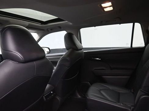 Used 2021 Toyota Highlander XLE FWD image 19
