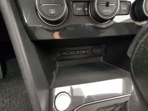 Used 2020 Volkswagen Tiguan SE image 37