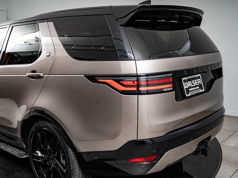 Used 2024 Land Rover Discovery Dynamic SE AWD/4WD image 19