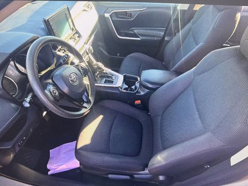 Used 2021 Toyota RAV4 LE image 10