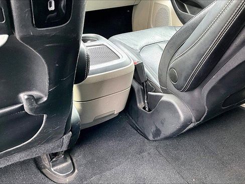 Used 2022 Chrysler Pacifica Touring-L w/ Uconnect Theater Family Group image 33