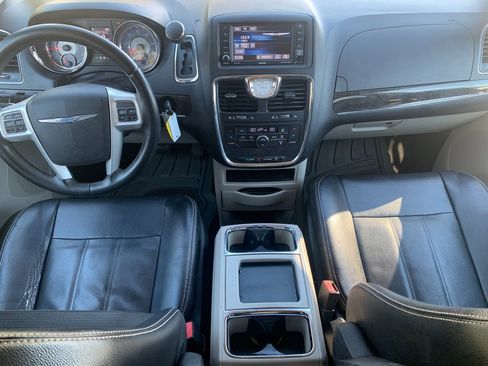 Used 2014 Chrysler Town & Country Touring image 18
