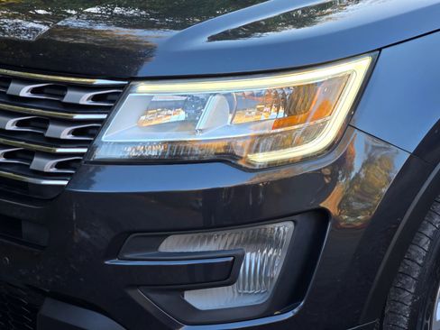 Used 2017 Ford Explorer XLT w/ Equipment Group 202A AWD/4WD image 9