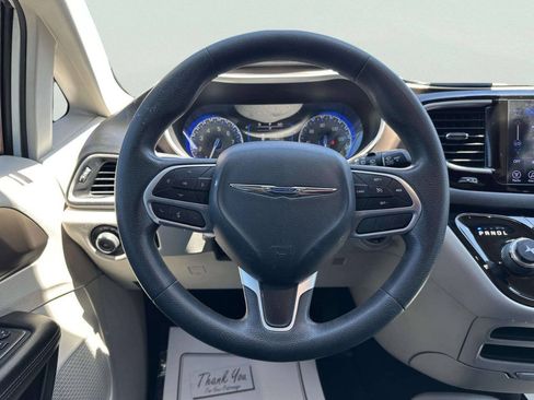 Used 2017 Chrysler Pacifica Touring Plus w/ Tire & Wheel Group FWD image 26