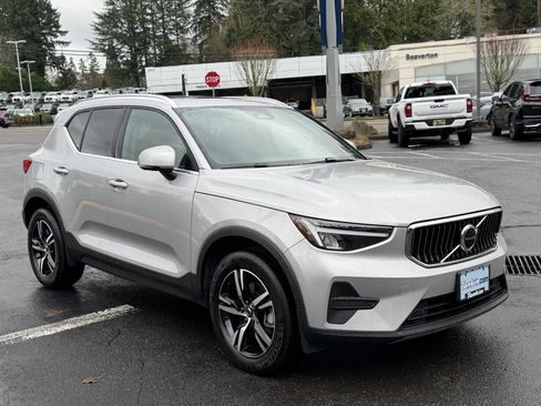 Used 2024 Volvo XC40 B5 Core image 2