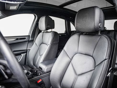 Certified 2025 Porsche Macan AWD/4WD image 5