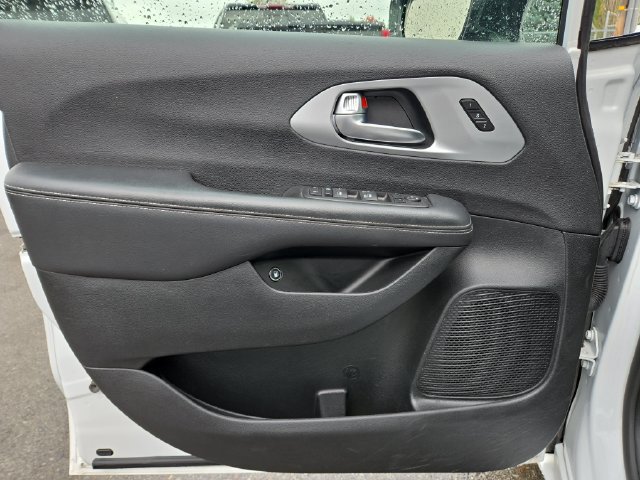 Used 2024 Chrysler Pacifica Limited FWD image 18