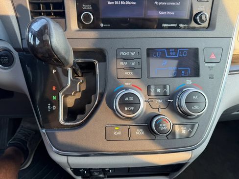 Used 2018 Toyota Sienna XLE FWD image 43