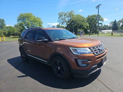 Used 2017 Ford Explorer XLT w/ Equipment Group 202A AWD/4WD image 4