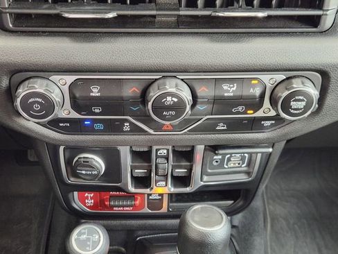 Used 2024 Jeep Wrangler Unlimited image 16