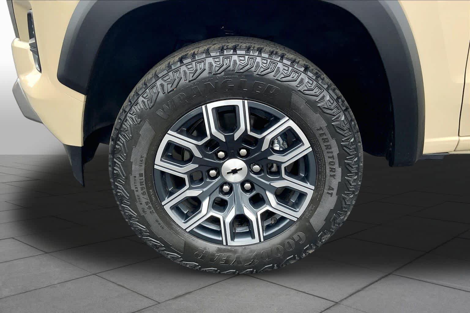 Used 2024 Chevrolet Colorado Z71 w/ Z71 Convenience Package 2 AWD/4WD image 11