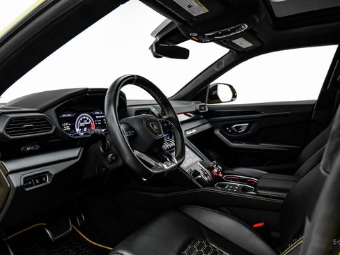 Used 2021 Lamborghini Urus image 2