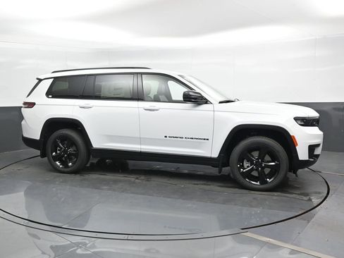 New 2025 Jeep Grand Cherokee L Altitude image 3