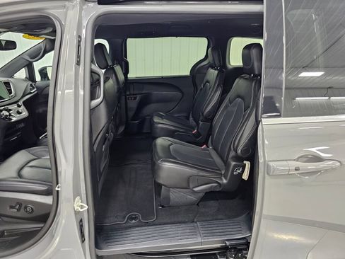 Used 2025 Chrysler Pacifica Select FWD image 12