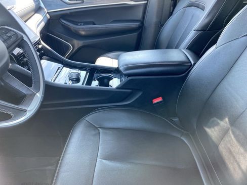 Used 2023 Jeep Grand Cherokee L Limited AWD/4WD image 8