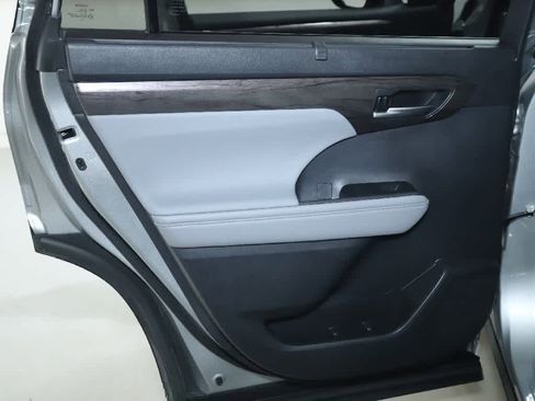 Used 2023 Toyota Highlander Limited image 13