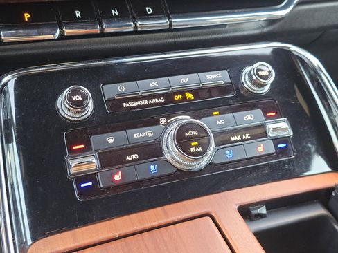 Used 2019 Lincoln Navigator Reserve image 23