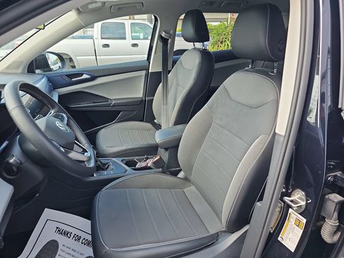 Used 2022 Volkswagen Taos SE w/ Panoramic Sunroof Package FWD image 16