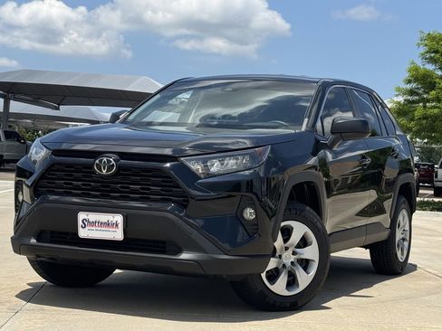 Used 2022 Toyota RAV4 LE FWD image 2
