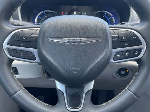 Used 2024 Chrysler Pacifica Limited FWD image 10