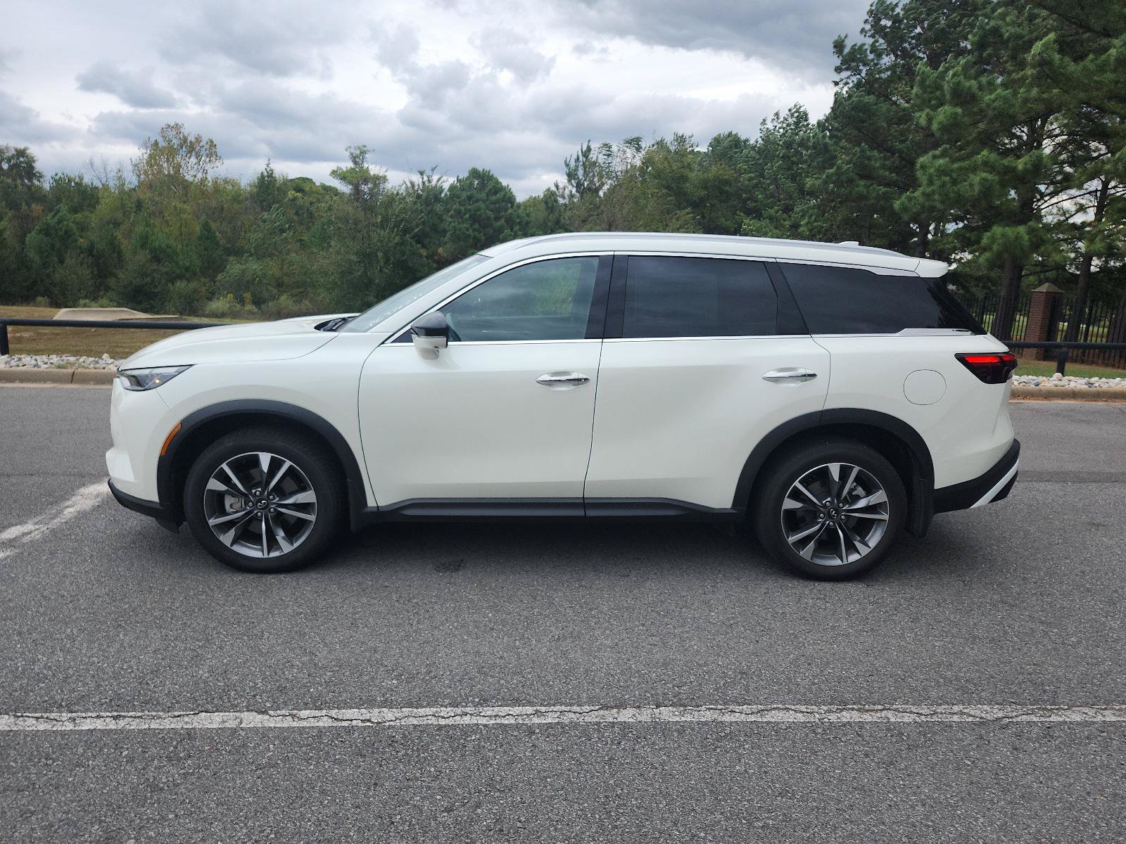 Used 2023 INFINITI QX60 Luxe w/ Cargo Package FWD image 2