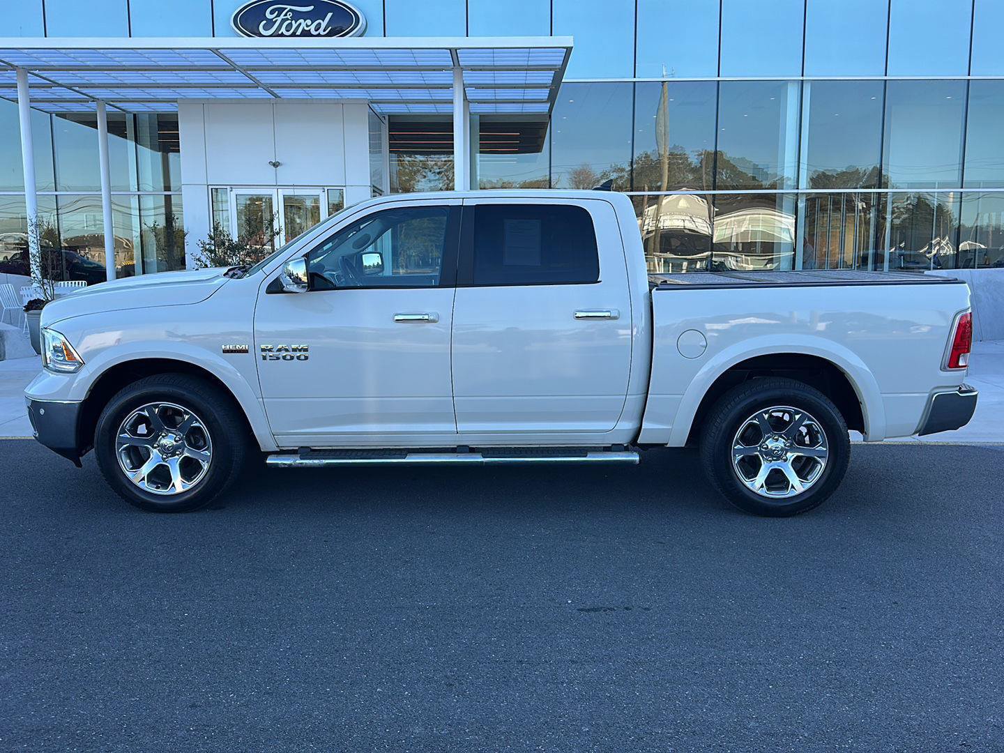 Used 2017 RAM 1500 Laramie w/ Convenience Group AWD/4WD image 8