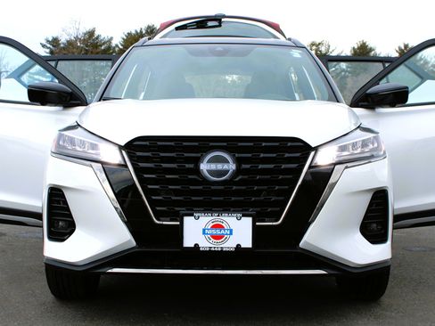 Used 2024 Nissan Kicks SR FWD image 2