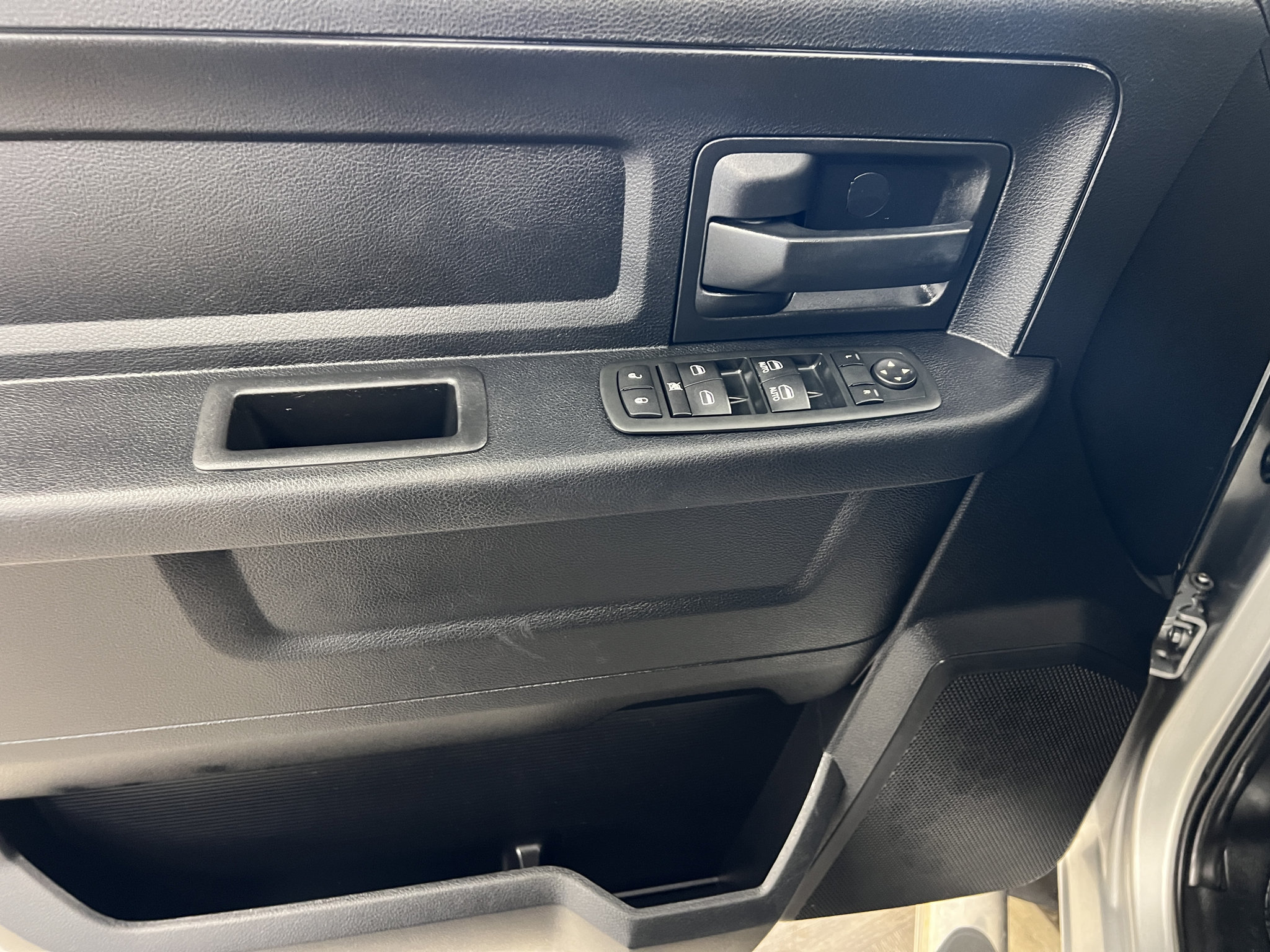 Used 2015 RAM 2500 Tradesman w/ Chrome Appearance Group AWD/4WD image 8