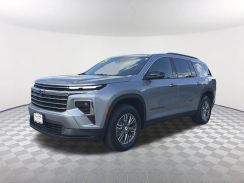 Used 2025 Chevrolet Traverse LT AWD/4WD image 3