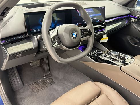 Used 2025 BMW 530i w/ Premium Package RWD image 4