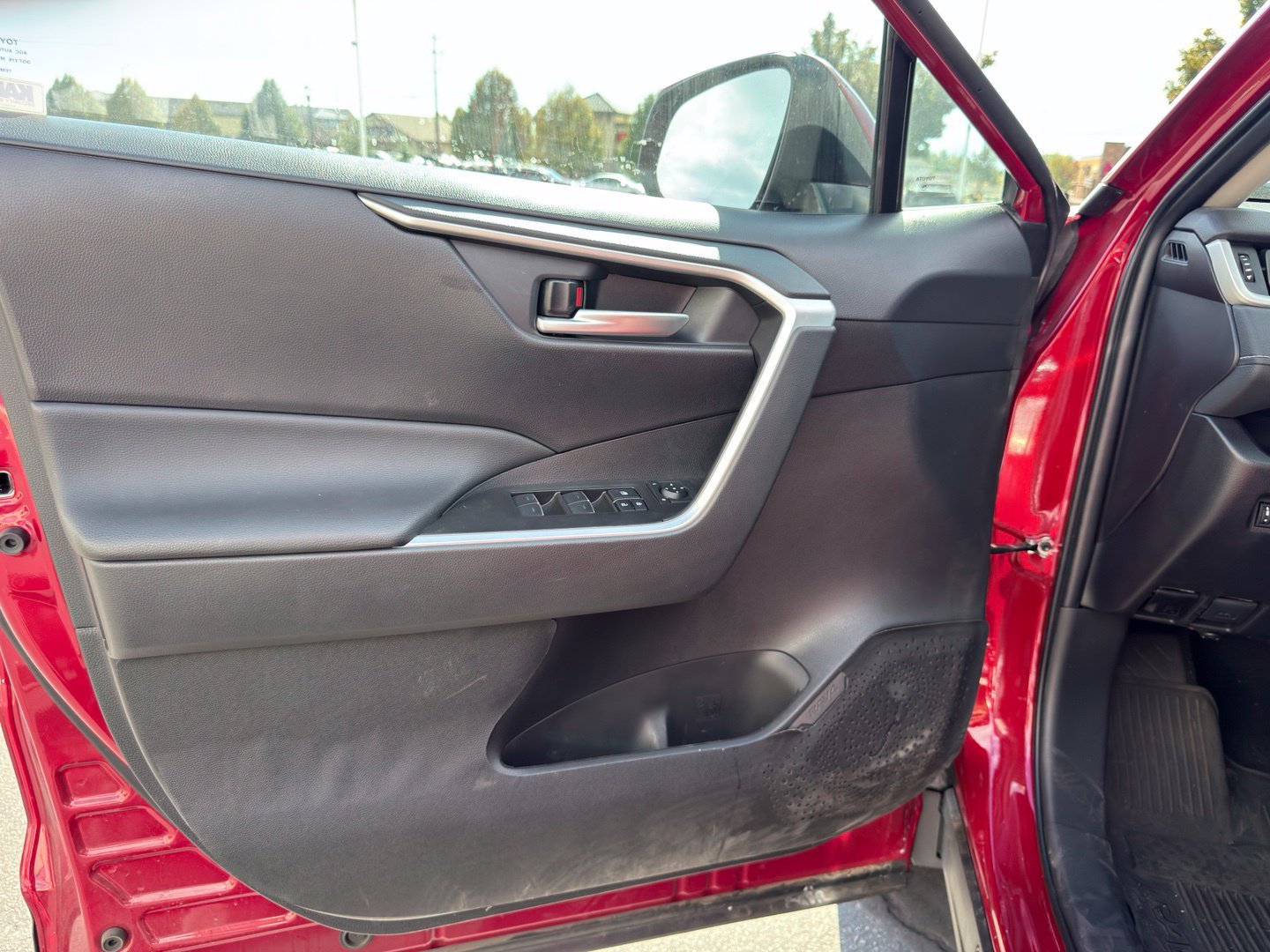 Used 2025 Toyota RAV4 XLE FWD image 22