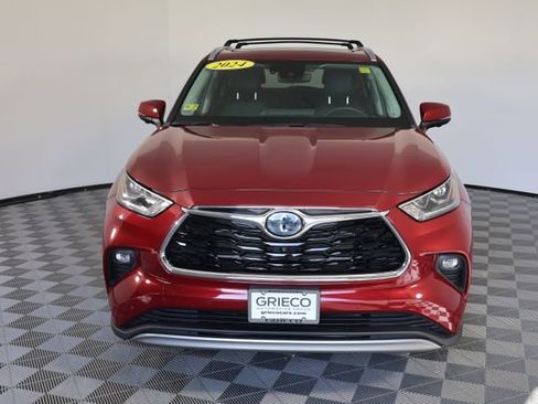 Used 2024 Toyota Highlander Platinum image 3