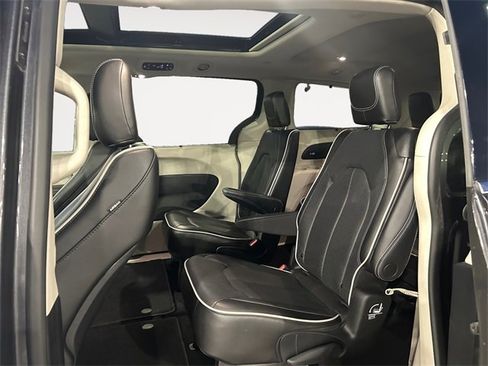 Used 2023 Chrysler Pacifica Limited image 13