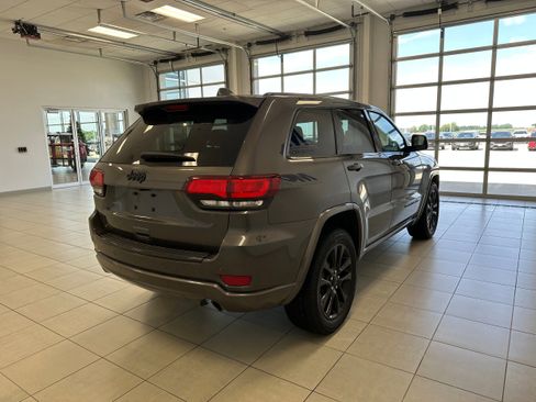 Used 2018 Jeep Grand Cherokee Altitude AWD/4WD image 5