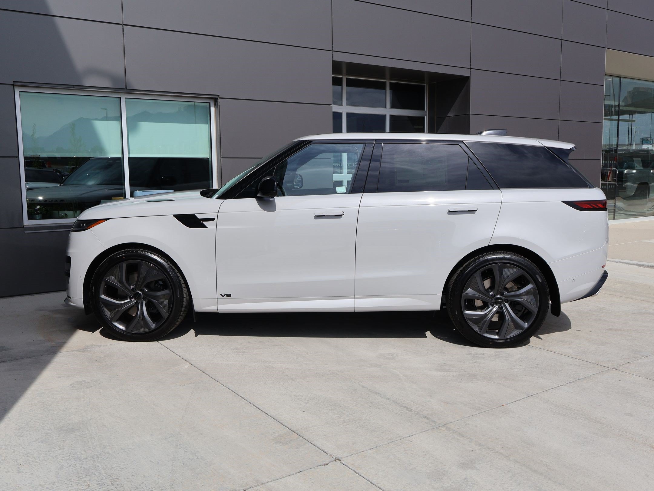 New 2026 Land Rover Range Rover Sport Dynamic SE AWD/4WD image 9