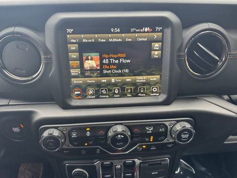 Used 2022 Jeep Wrangler Unlimited Sahara image 22