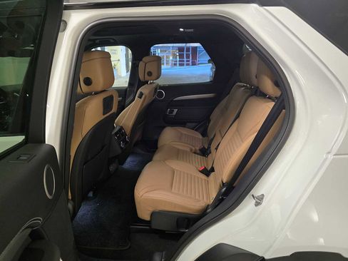 Used 2025 Land Rover Discovery Dynamic SE AWD/4WD image 18