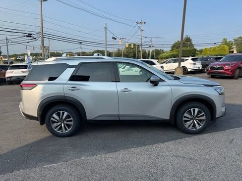 Used 2023 Nissan Pathfinder SL AWD/4WD image 14