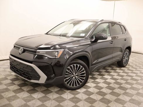 Used 2025 Volkswagen Taos SE w/ Panoramic Sunroof Package image 1