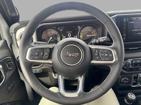 Used 2025 Jeep Wrangler Unlimited Sahara image 14