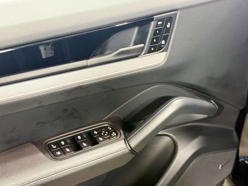 Certified 2024 Porsche Cayenne AWD/4WD image 22
