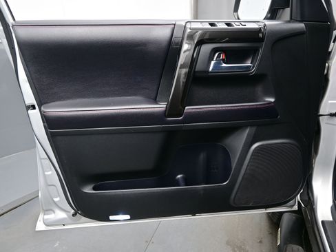 Used 2018 Toyota 4Runner TRD Off-Road AWD/4WD image 9