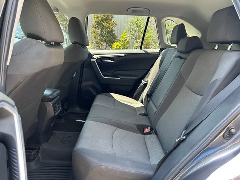 Used 2020 Toyota RAV4 XLE FWD image 10