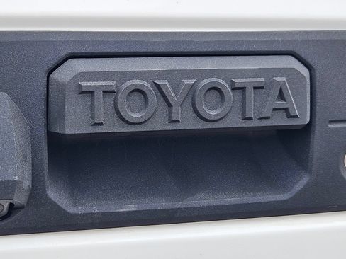 Used 2018 Toyota Tacoma SR5 AWD/4WD image 23