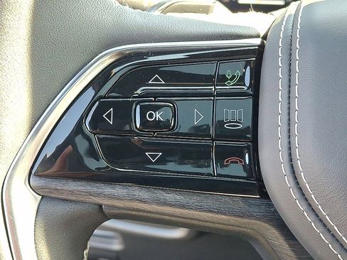 Used 2025 Jeep Grand Cherokee Overland AWD/4WD image 23