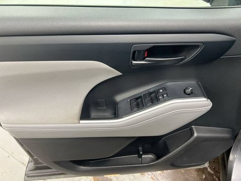 Used 2022 Toyota Highlander L FWD image 20