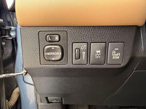 Used 2013 Toyota RAV4 Limited AWD/4WD image 18