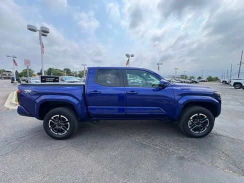 Used 2025 Toyota Tacoma TRD Sport AWD/4WD image 4