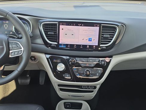 Used 2024 Chrysler Pacifica Touring-L FWD image 29