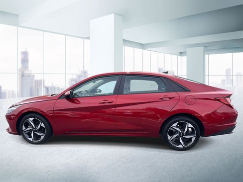 Used 2023 Hyundai Elantra SEL w/ Convenience Package FWD image 2